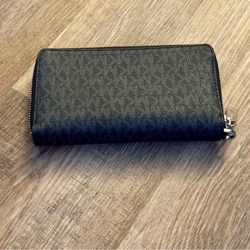 Michael Kors Jet Set Travel Wallet - Picture 3 of 9